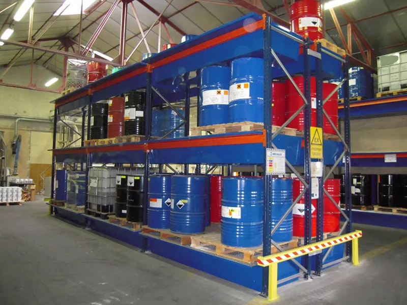 7 - Rayonnage lourd avec bac de rétention – Stockage sécurisé de produits chimiques et liquides